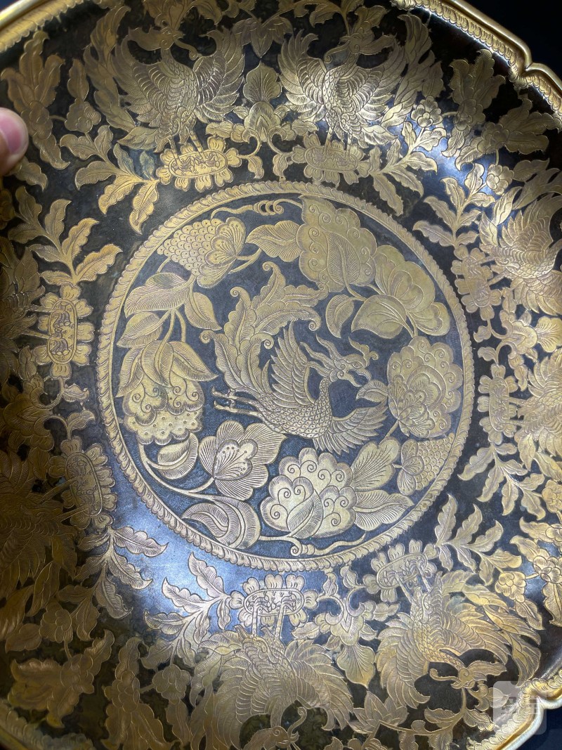 明 铜鎏金花卉凤纹大盘 - 图4